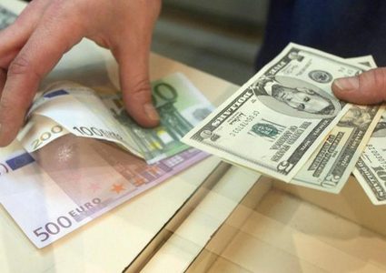 الدولار يرتفع واليورو يتراجع