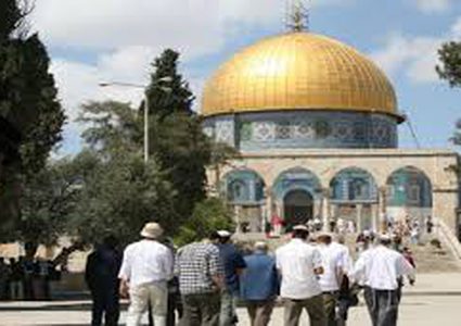 مستوطنون يقتحمون باحات الأقصى