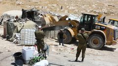 قوات الاحتلال تهدم مسكنا شمال الخليل