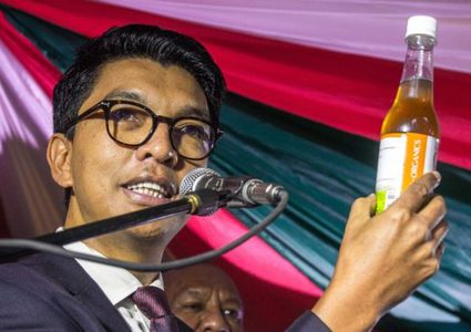 مدغشقر.. إقالة وزيرة بسبب اقتراحها تعديل علاج الرئيس لوباء كورونا