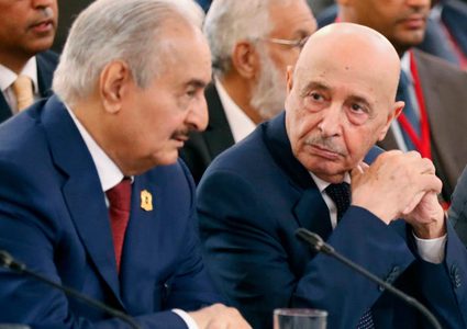 حفتر يطلب "إلزام تركيا" بوقف نقل المسلحين إلى ليبيا