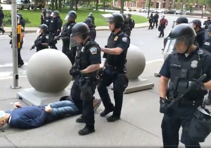 شاهد كيف كادت الشرطة الأميركية أن تقتل رجل مسن خلال الاحتجاجات