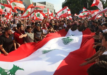 مئات اللبنانيين يواصلون الاحتجاجات المناهضة للحكومة
