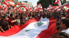 مئات اللبنانيين يواصلون الاحتجاجات المناهضة للحكومة