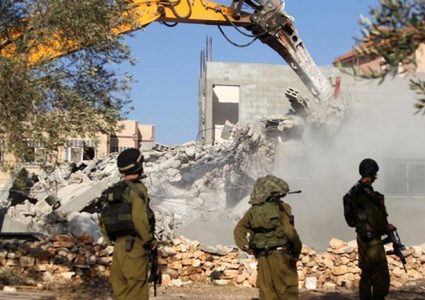 سلطات الاحتلال تخطر بهدم مسكن وبركس جنوب الخليل