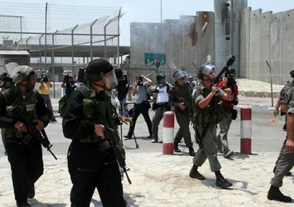 الاحتلال يهدم بركسات الباعة على حاجز قلنديا