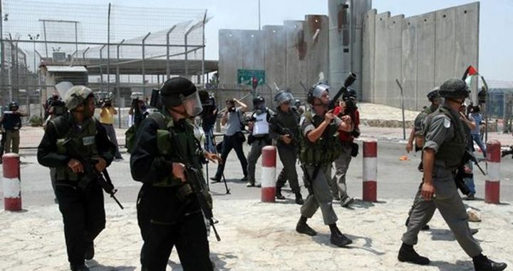 الاحتلال يهدم بركسات الباعة على حاجز قلنديا
