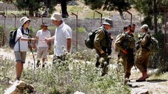 مستوطنون يهدمون جدارا استناديا شمال الخليل