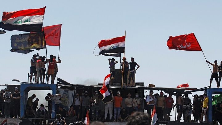 صدامات بين محتجين والقوات الأمنية في محافظة النجف بالعراق