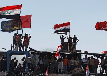 صدامات بين محتجين والقوات الأمنية في محافظة النجف بالعراق