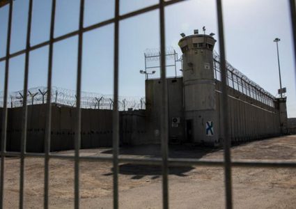 الأسرى يعانون نقصا شديدا بالملابس في سجني "عوفر" و"مجدو"