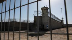 الأسرى يعانون نقصا شديدا بالملابس في سجني "عوفر" و"مجدو"