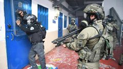 قوات القمع تقتحم قسم (1) في "النقب"