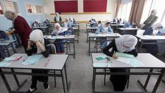 طلاب الثانوية يجتازون مادتي الإنجليزي والكيمياء بهدوء