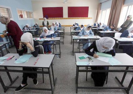 طلاب الثانوية يجتازون مادتي الإنجليزي والكيمياء بهدوء