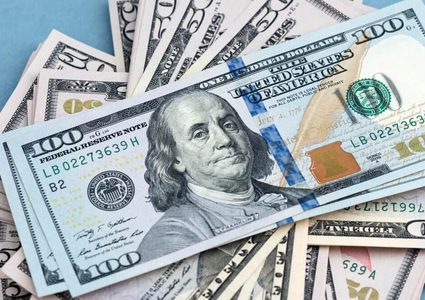 الدولار يتراجع بعد تحسن بسوق العملة الامريكية