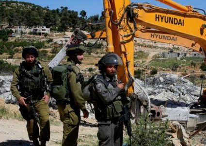 الخليل: قوات الاحتلال تخطر 6 مواطنين بهدم مساكنهم في يطا