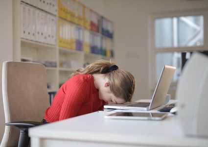 لماذا قد تبدو اكبر من عمرك بعشر سنوات؟