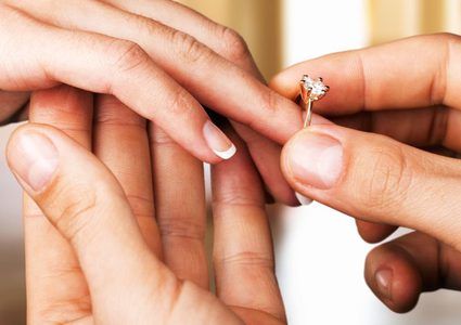 إيران.. رجل دين يدعو إلى فرض "ضريبة باهظة" على العزاب