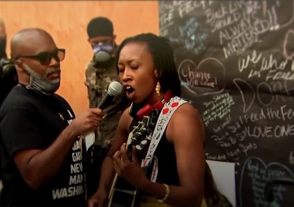 فنانون ينضمون للمظاهرات المناهضة للعنصرية على طريقتهم