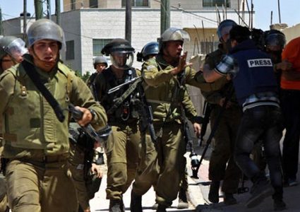 76 انتهاكا احتلاليا بحق الصحفيين خلال الأشهر الثلاثة الماضية