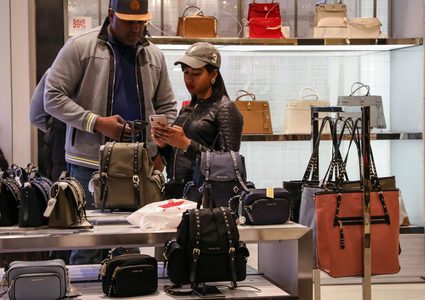 انخفاض أسعار المستهلكين بالولايات المتحدة لشهر الثالث على التوالي