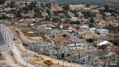 جرافات الاحتلال تواصل شق طريق استيطاني جنوب نابلس