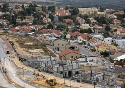 جرافات الاحتلال تواصل شق طريق استيطاني جنوب نابلس