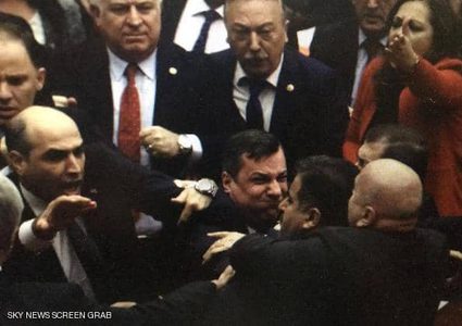 البرلمان التركي يمرر قانون "ميليشيات الشوارع" بعد عراك