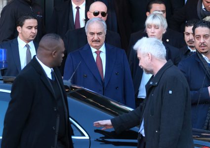 الإندبندنت: حفتر تعرض للنصب في أوروبا وخسر عشرات ملايين الدولارات