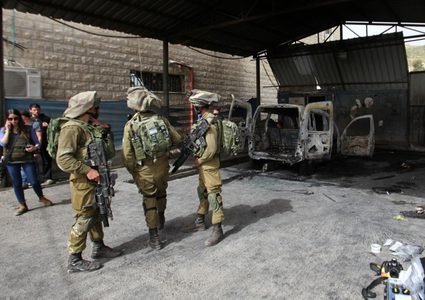 مستوطنون يحرقون مركبة ويعتدون على مواطن في نابلس