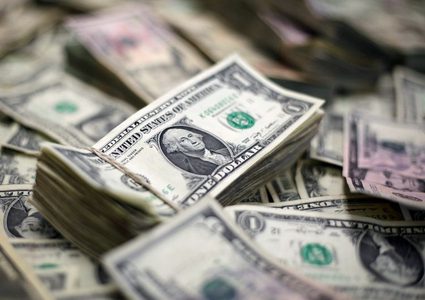 الدولار يرتفع بالتزامن مع قلق المستثمرين