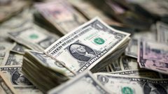الدولار يرتفع بالتزامن مع قلق المستثمرين