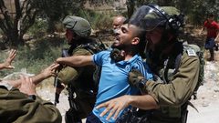 قوات الاحتلال تعتدي على المشاركين في مسيرة رافضة لخطة الضم