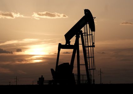 النفط يتراجع منهيا موجة الصعود بسبب كورونا