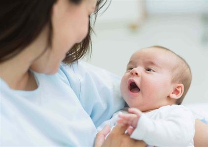 الصحة العالمية: الرضاعة الطبيعية لا تنقل كورونا من الأم لطفلها