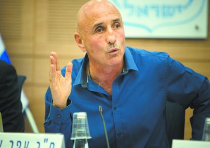 شيلح: نتنياهو يريد ضم الضفة للتهرب من المحاكمة بتهم الفساد