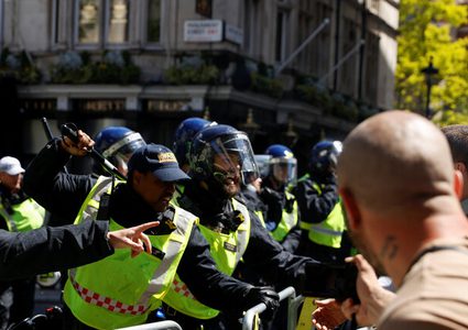 اشتباكات بين الشرطة البريطانية ومتظاهرين يمينيين وسط لندن