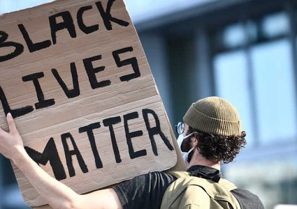 الشرطة الفرنسية تقمع المتحتجين ضد التمييز العنصري