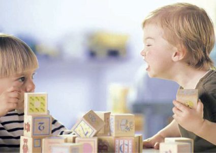 طرق علاج الأهل سلوك طفلهم العدواني