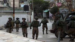 قوات الاحتلال تفتش عددا من المنازل في الخليل