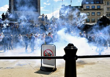 اعتقال أكثر من 100 مواطن بعد مظاهرات عنيفة ببريطانيا