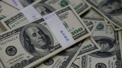 الدولار يرتفع مقابل الين والفرنك السويسري