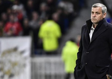 مدرب بكين جوان يقود التدريبات عن بعد
