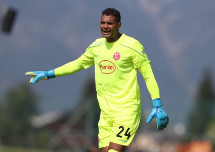 ستيفن حارس دوسلدورف يطالب بمكافحة ناشطة للعنصرية