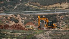 مستوطنون يجرفون أراضي جالود جنوب نابلس