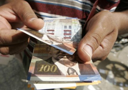 صندوق وقفة عز يبدأ بصرف 500 شيقل لـ18 ألف أسرة