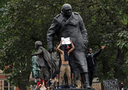 رئيس الوزراء البريطاني يدافع عن تشرشل ويمنع إزالة تمثاله