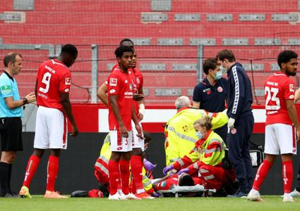 نقل مهاجم ماينتس إلى المستشفى بعد إصابته بارتجاج