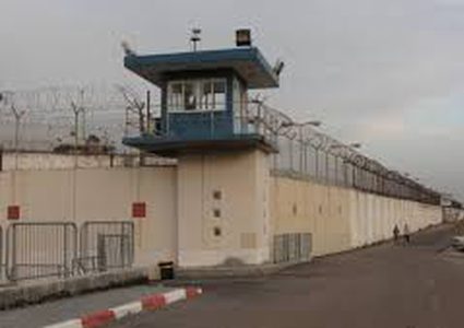 أربعة أسرى يدخلون أعواما جديدة في الأسر